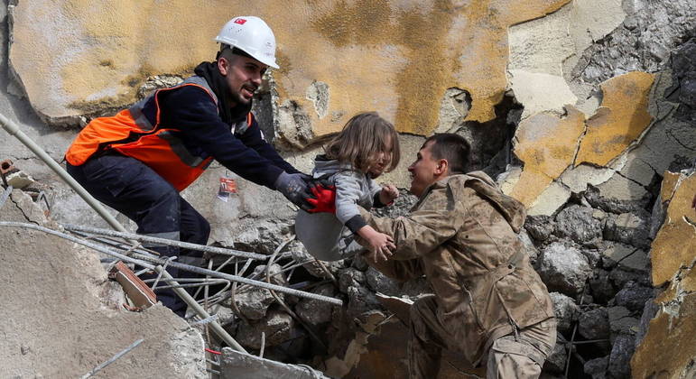 Equipes de resgate se esforçam para salvar crianças e adultos dos escombros