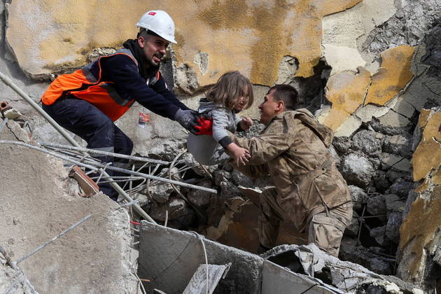 A recuperação da menina Muhammet Ruzgar é simbólica porque ao menos 5.600 prédios ruíram na Turquia e na Síria, que foram  assoladas pelo abalo de 7,8 graus na escala Richter. A maior parte desses edifícios era residencial, e os moradores dormiam no momento da catástrofe