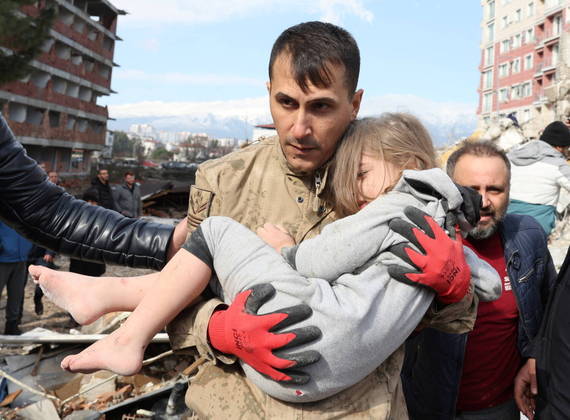 O resgate de uma menina de 5 anos em Hatai, na Turquia, nesta terça-feira (7), reavivou as esperanças dos socorristas de encontrar sobreviventes sob os escombros depois do terremoto devastador que atingiu o país na madrugada de ontem