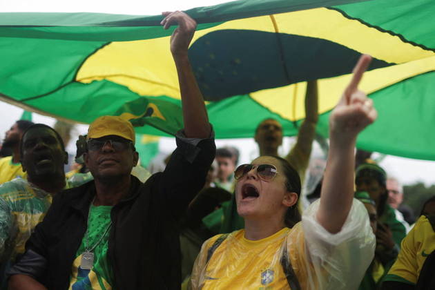 No Rio de Janeiro, os manifestantes usam as cores verde e amarelo para pedir a intervenção militar