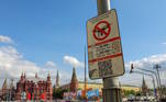 Em frente ao Kremlin, há placas que mostram a proibição de veículos aéreos de voarem nos arredores dos prédios públicos de Moscou