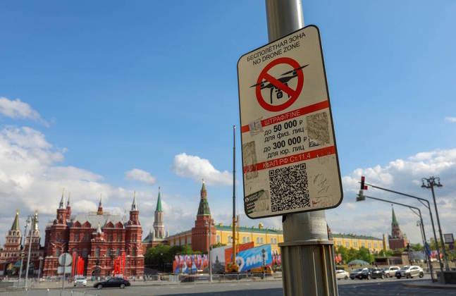 Em frente ao Kremlin, há placas que mostram a proibição de veículos aéreos de voarem nos arredores dos prédios públicos de Moscou