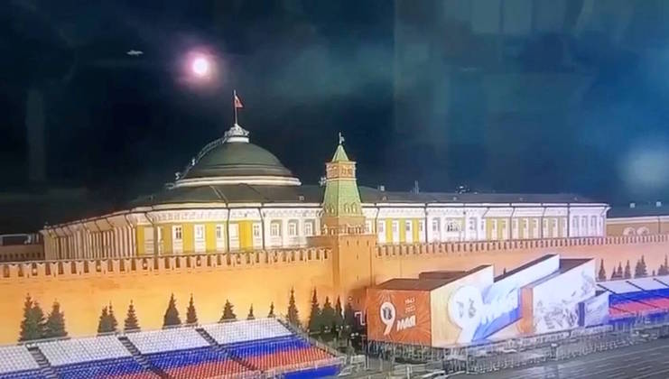 Essa imagem de uma câmera de segurança mostra um objeto voador em aproximação à cúpula do Kremlin. O governo de Putin acusou a Ucrânia da autoria do ataque, que negou veementemente o atentado 