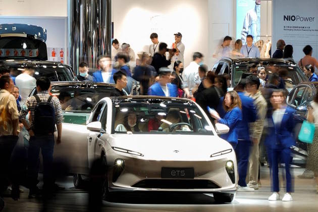 Fãs de carros de todo o mundo foram a Xangai para ver de perto os lançamentos do mercado automotivo. Mais de mil expositores, cem novos modelos e 70 carros elétricos novos foram apresentados no salão de Xangai, segundo a organização
