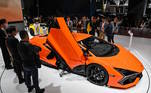Para começar, um carro aspiracional, daqueles que a gente adoraria ter, mas dificilmente compraremos. O Lamborghini Revuelto foi apresentado ao público no salão de Xangai. Além da cor extravagante de propósito, chama atenção o estilo esportivo de abertura das portas