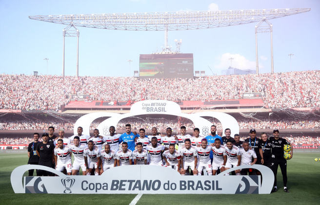 Dorival Júnior colocou Rafael; Rafinha, Arboleda, Beraldo e Caio Paulista; Pablo Maia, Alisson, Wellington Rato e Rodrigo Nestor; Lucas e Calleri como titulares