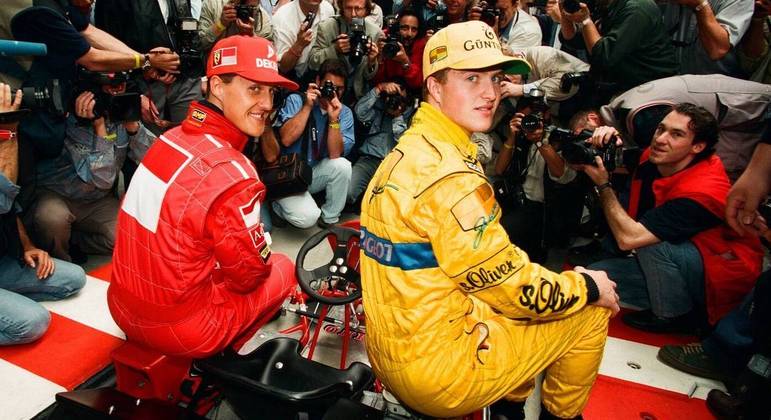 O ex-piloto de Fórmula 1 e irmão de Michael Schumacher, Ralf Schumacher, concedeu uma entrevista ao jornal alemão Bild, nesta segunda-feira (25), e comoveu a todos ao falar da vida dele após o trágico acidente que deixou o heptacampeão mundial de Fórmula 1 em coma há dez anos• Clique aqui e receba as notícias do R7 Esportes no seu WhatsApp 