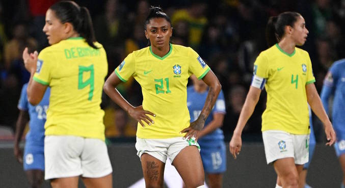 Após bobeira da zaga, Brasil perdeu por 2 a 1 para a França na Copa do Mundo