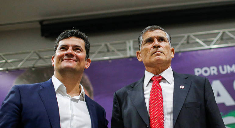 Sergio Moro ao lado do general Carlos Alberto dos Santos Cruz durante filiação do ex-juiz ao Podemos
