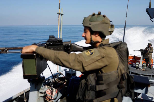 Com navios, os militares de Israel vasculharam a região na fronteira com Gaza