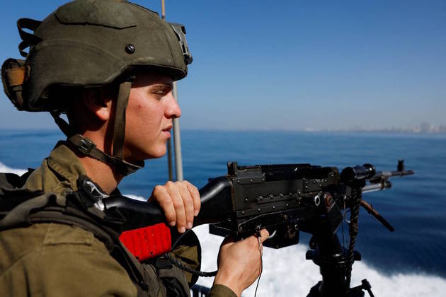 Nesta quinta-feira (9), soldados israelenses aumentaram as rondas no mar, com metralhadoras automáticas .50 apontadas para a água, a fim de detectar qualquer atividade suspeita no oceano 