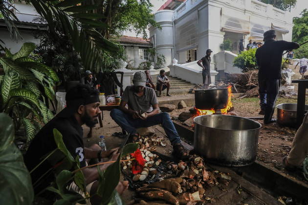 Para manter os manifestantes alimentados, alguns resolveram cozinhar na residência oficial do primeiro-ministro do Sri Lanka, Ranil Wickremesinghe. Ele também vai renunciar ao cargo na próxima quarta (13)