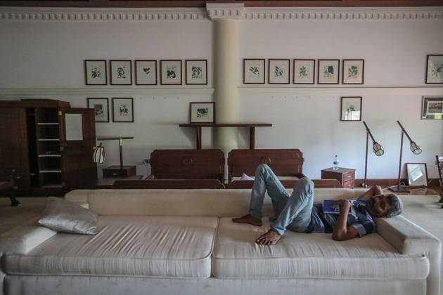 Um manifestante aproveitou o sofá vazio da casa do primeiro-ministro do país