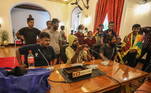 As pessoas também fizeram piada com gestos e fotos, simulando um pronunciamento, na sala de conferências do palácio do presidente, localizado em Colombo, capital do Sri Lanka, neste domingo (10)