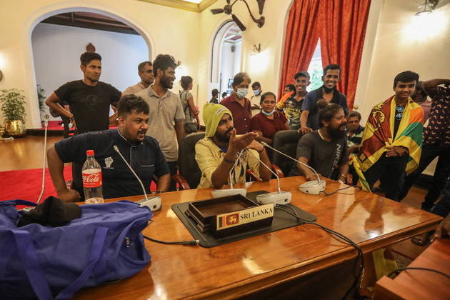 As pessoas também fizeram piada com gestos e fotos, simulando um pronunciamento, na sala de conferências do palácio do presidente, localizado em Colombo, capital do Sri Lanka, neste domingo (10)