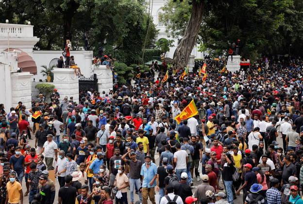 A multidão cobra a a renúncia de Rajapaksa