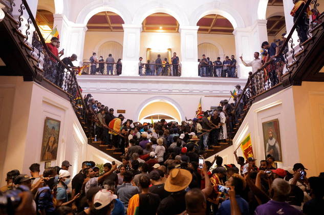 Milhares de manifestantes contrários ao presidente do Sri Lanka, Gotabaya Rajapaksa, invadiram a residência oficial em um protesto contra grave crise econômica que afeta o país