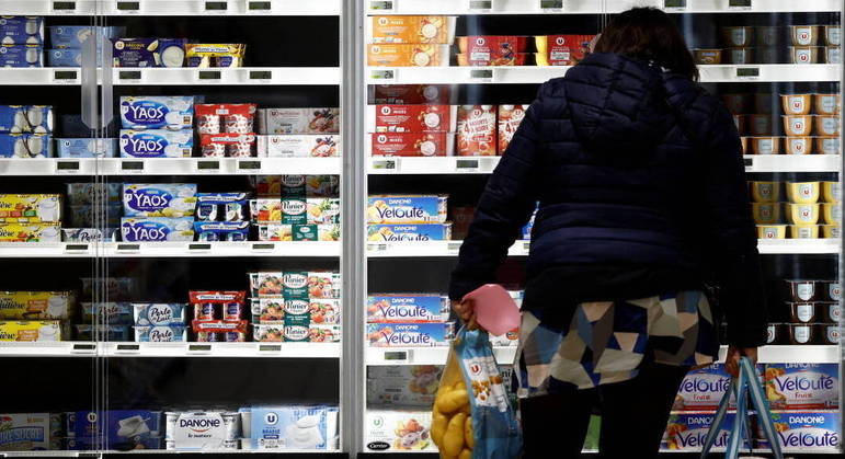 A inflação oficial brasileira perdeu
força ao avançar 0,61% em abril. Com a nova desaceleração consecutiva,
o IPCA (Índice Nacional de Preços ao Consumidor Amplo) agora acumula alta de
4,18% nos últimos 12 meses e segue, pelo segundo mês seguido, dentro do
intervalo da meta preestabelecida pelo governo