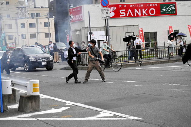 A polícia do Japão conseguiu prender o suspeito de disparar duas vezes, com uma arma de fabricação caseira, e matar o ex-primeiro-ministro do Japão Shinzo Abe, nesta sexta-feira (8), em Nara, no oeste do Japão
