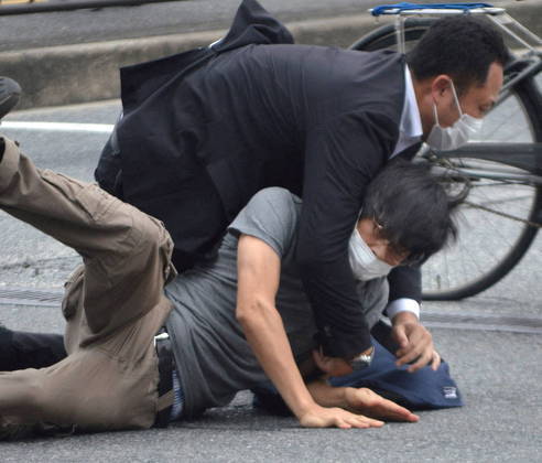 Imagem mostra o momento em que o atirador foi capturado. O suspeito foi idenficado como Tetsuaya Yamagami, de 41 anos, que foi preso e levado sob custódia
