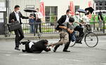 Policiais japoneses agarraram a perna do homem que atirou em Abe. O político foi baleado durante um comício ao ar livre para eleições ao Senado