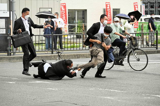 Policiais japoneses agarraram a perna do homem que atirou em Abe. O político foi baleado durante um comício ao ar livre para eleições ao Senado