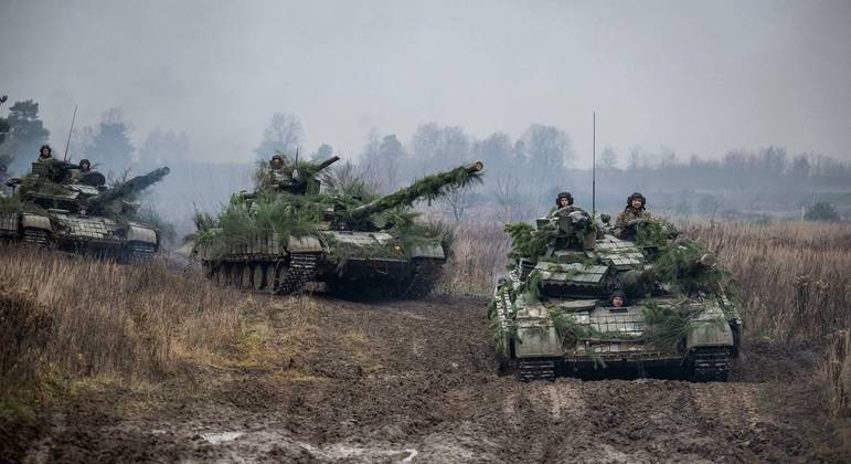 Tanques do Exército da Ucrânia fazem manobras na região de Donetsk