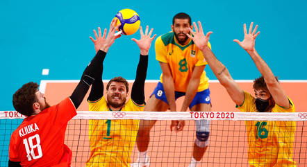 Vôlei masculino: Brasil reage, mas perde para Japão no tie-break