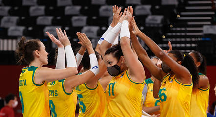 Brasil enfrenta russas no vôlei feminino