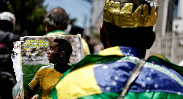 Torcedor se veste com coroa e bandeira para se despedir de Pelé