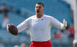Travis nasceu em 1989, no mesmo ano que Taylor Swift, tem 1,97 m, 33 anos e começou a jogar futebol americano pela influência do irmão mais velho, Jason, que também é atleta da NFL. Travis veste a camisa 87 justamente para homenagear o irmão, nascido em 1987. Os dois já se encontraram em campo e, no último Super Bowl, disputaram o anel de campeão na final por diferentes times. Travis pelo Kansas City Chiefs e Jason pelo Philadelphia Eagles
