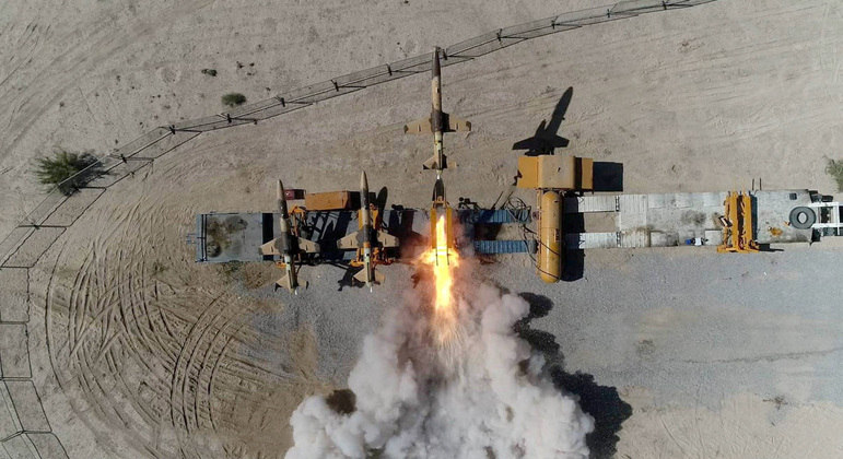 Iranianos iniciaram ensaio com drones e outros veículos militares na região central do país