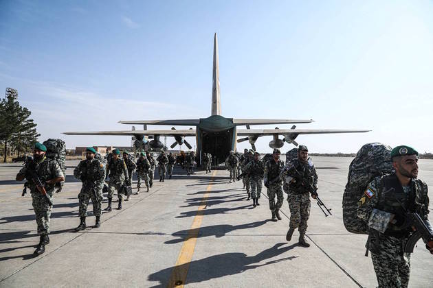 As aeronaves de transporte também fizeram parte da exibição do Irã, em um momento em que a violência escala no Oriente Médio