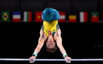 O também ginasta Tyson Bull, da Austrália, encara a barra da ginástica artística em Tóquio antes de competir
