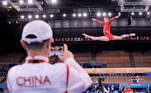 Ainda na ginástica, o técnico da equipe da China grava movimento de ginasta do país nesta quinta (22)