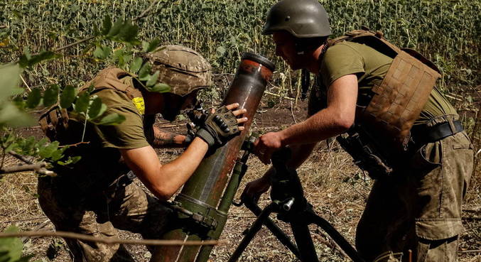 Soldados da Ucrânia preparam morteiro para conter avanço da Rússia em Donetsk