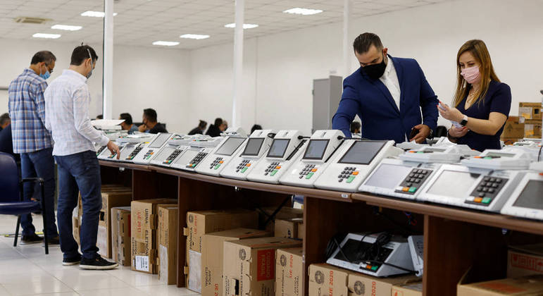 Técnicos fazem inspeção nas urnas eletrônicas no Tribunal Superior Eleitoral 