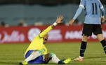 Neymar Jr. saiu machucado e chorando da partida do Brasil contra o Uruguai, em Montevidéu, pela quarta rodada das Eliminatórias