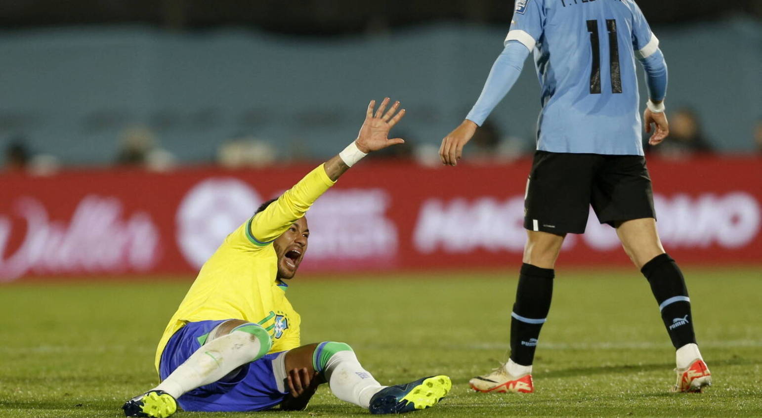 Neymar sai de campo machucado e chorando; veja fotos da lesão do camisa 10 - Fotos - R7 Futebol
