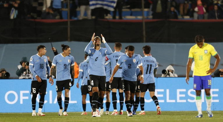 • Quebra de tabu contra o Uruguai Até o confronto no estádio Centenário, em Montevidéu, pela quarta rodada das Eliminatórias, o Brasil não perdia para o Uruguai desde 1º de julho de 2001. Essa marca foi quebrada na última terça (17), quando os comandados de Fernando Diniz foram superados por 2 a 0 pela seleção de Marcelo Bielsa