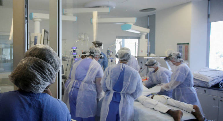 Profissionais da saúde em uma sala cirúrgica; piso Piso vale para enfermeiros, técnicos  e outros