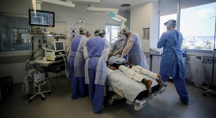 Enfermeiros atuam em uma sala de cirurgia
