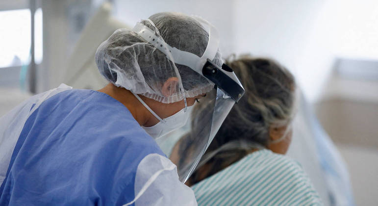 Enfermeiros em atendimento a paciente em UTI do Hospital das Clínicas durante a pandemia de Covid-19

