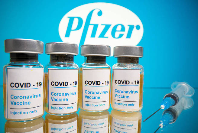 Vacina da Pifzer com a BioNTech: a empresa americana afirmou, nesta segunda-feira (9), que seu potencial imunizante contra a covid-19 mostrou ser 90% eficaz na prevenção da doença com base em dados iniciais de um estudo amplo. Além do Brasil e Estados Unidos, Argentina e Alemanha também participam da última fase de ensaios clínicos. Após a divulgação de informações sobre a eficácia do imunizante, o Ministério da Saúde afirmou que analisa a possibilidade de comprá-lo, assim como faz com as outras vacinas que estão em estágio avançado de estudos. A tecnologia utilizada para fabricação foi a de RNA mensageiro (mRNA), que torna o processo mais rápido e fácil, mas nunca foi usada em humanos