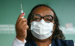 Nurse Monica Calazans shows a dose of Sinovac’s Coronavac coronavirus disease (COVID-19) vaccine at Butanta Institute in Sao Paulo, Brazil August 16, 2021. REUTERS/Carla Carniel