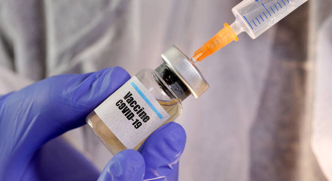 Vacina em desenvolvimento na Universidade de Oxford é vista como 'promissora'
