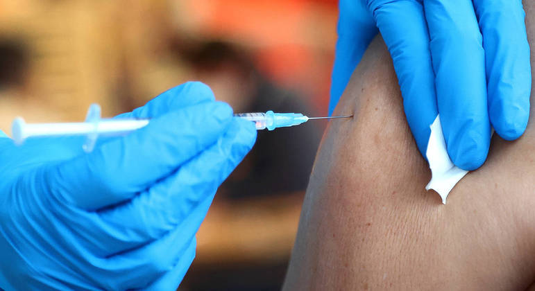 Profissional de saúde aplica vacina contra a Covid-19, na Alemanha