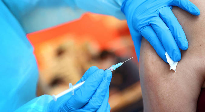 Moradores de outras regiões dos EUA, Canadá e latinos tentam se vacinar na Flórida
