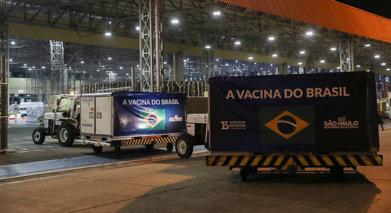 Voo com 8,7 milhões de doses da CoronaVac está a caminho do aeroporto de SP