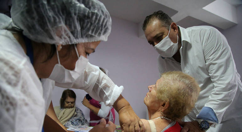Idosa recebe dose da Coronavac em Guarulhos (SP)